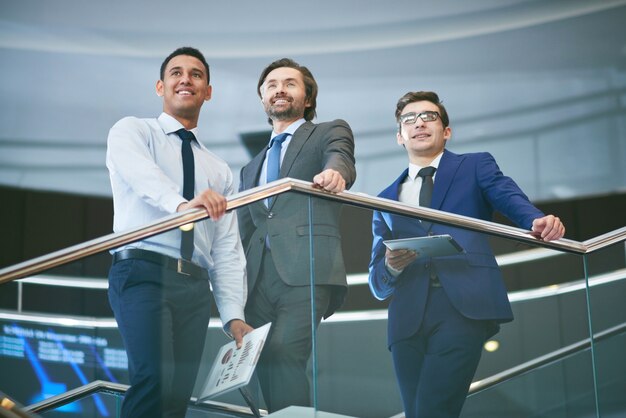 Tres hombres de negocios mirando al futuro