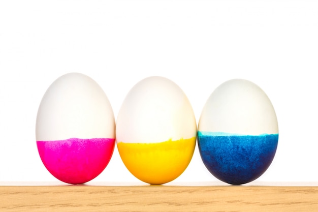 Tres huevos de pascua con diferentes colores