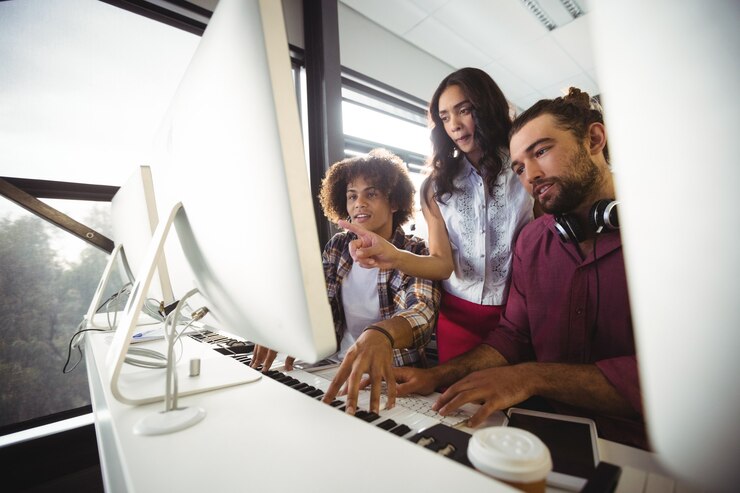 Foto gratuito tres ingenieros de sonido trabajando juntos