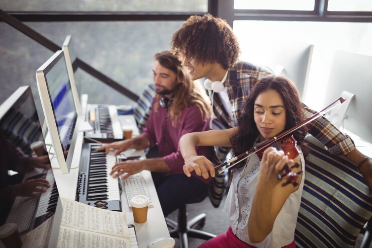 Foto gratuito tres ingenieros de sonido trabajando juntos