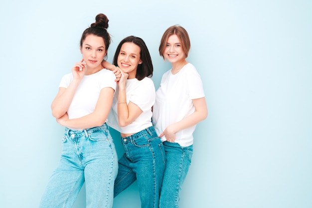 Tres joven hermosa mujer hipster sonriente en ropa de jeans y camiseta blanca de moda del mismo verano