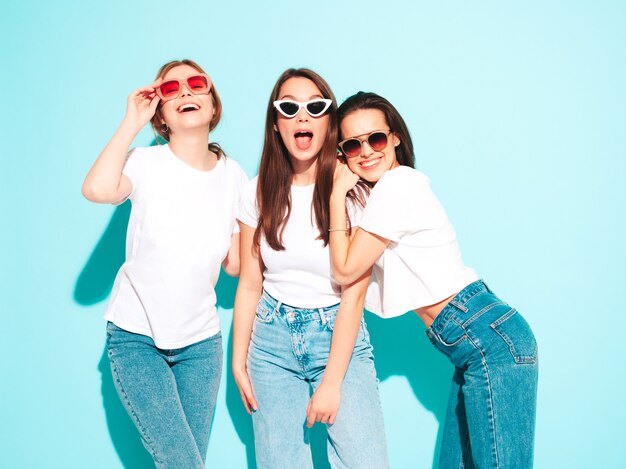 Tres joven hermosa mujer hipster sonriente en ropa de jeans y camiseta blanca de moda del mismo verano