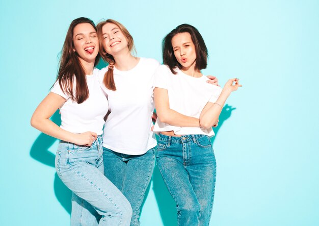 Tres joven hermosa mujer hipster sonriente en ropa de jeans y camiseta blanca de moda del mismo verano