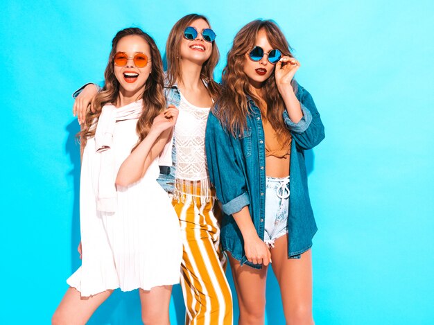 Tres jóvenes hermosas chicas sonrientes en moda casual vestidos de verano. Sexy mujer despreocupada posando. Modelos positivos