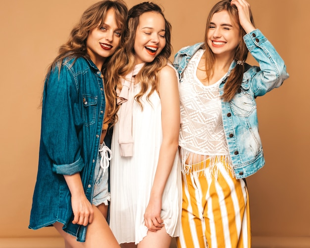 Tres jóvenes hermosas chicas sonrientes en ropa casual de moda de verano. Sexy mujer despreocupada posando. Modelos positivos