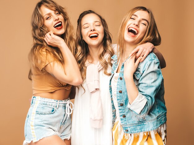 Tres jóvenes hermosas chicas sonrientes en ropa casual de moda de verano. Sexy mujer despreocupada posando. Modelos positivos