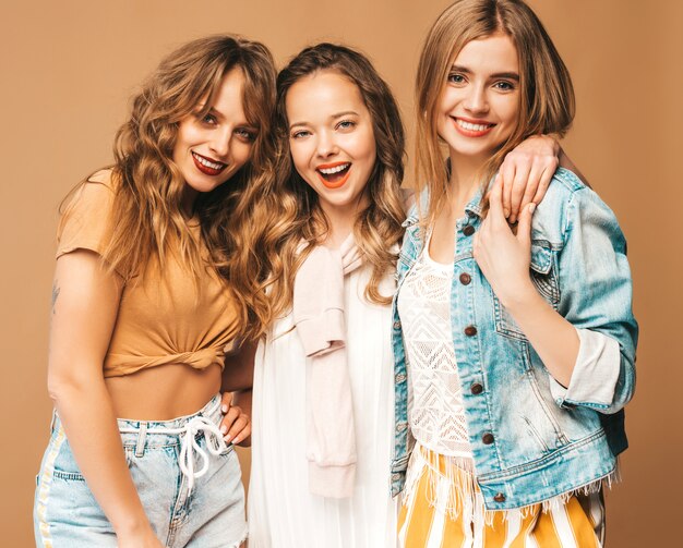 Tres jóvenes hermosas chicas sonrientes en ropa casual de moda de verano. Sexy mujer despreocupada posando. Modelos positivos