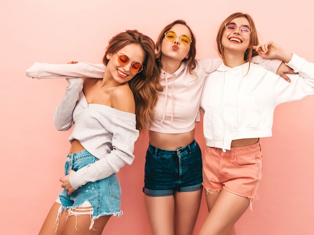 Tres jóvenes hermosas chicas sonrientes en ropa de moda de verano. Sexy mujer despreocupada posando. Modelos positivos divirtiéndose