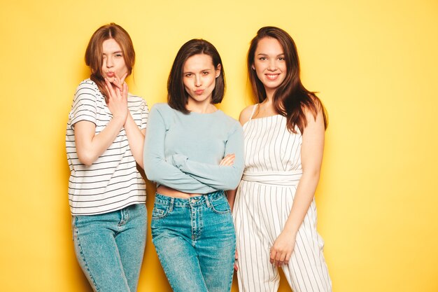 Tres jóvenes hermosas mujeres hipster sonrientes en ropa de moda del mismo verano