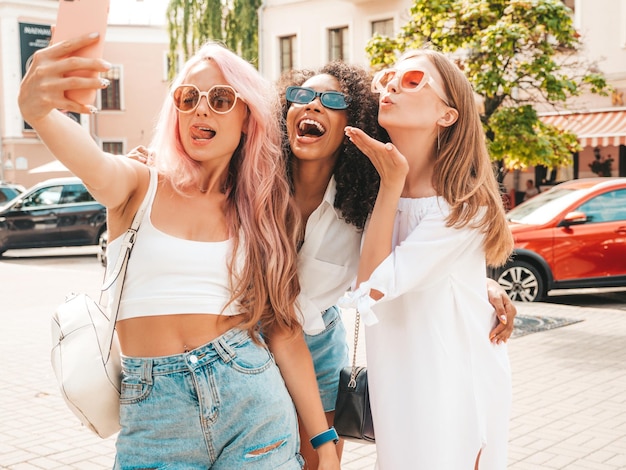 Psicológico Ser Arrepentimiento Tres jóvenes hermosas mujeres hipster sonrientes con ropa de verano de moda  mujeres multirraciales despreocupadas sexy posando en el fondo de la calle  modelos positivos divirtiéndose con gafas de sol tomando fotos