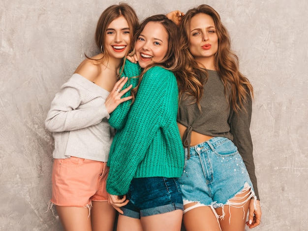 Tres jóvenes hermosas sonrientes hermosas chicas en ropa de moda de verano. Sexy mujer despreocupada posando. Modelos positivos divirtiéndose