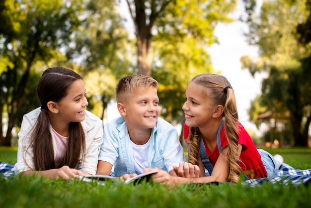 Tres lindos niños acostados en una manta