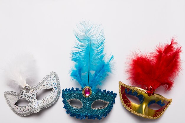 Tres máscaras de carnaval en blanco