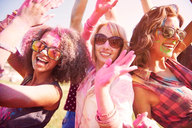 Tres mejores amigas divirtiéndose en el festival.