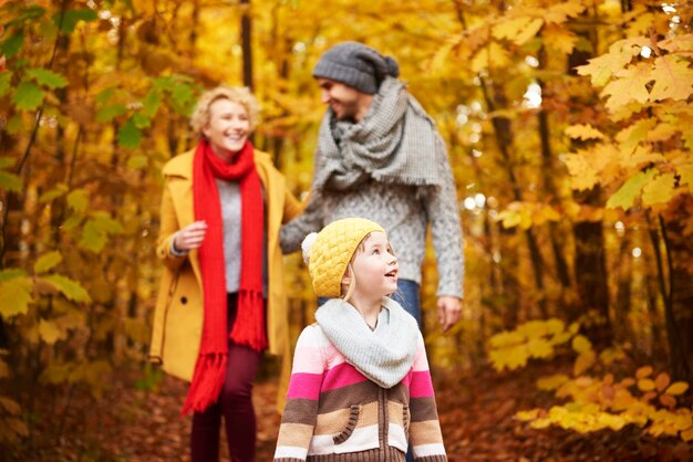 Tres miembros de la familia en el bosque.