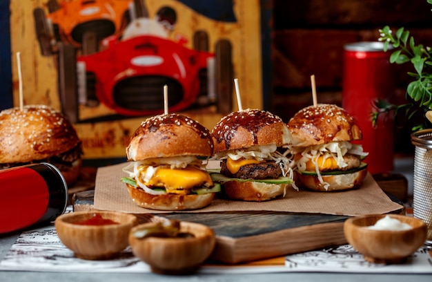 Foto gratuita tres mini hamburguesas en la mesa