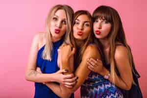 Foto gratuita tres mujeres felices abrazos y divertirse juntos