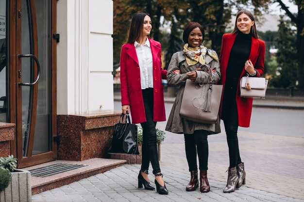 Tres mujeres multiculturales en la calle.