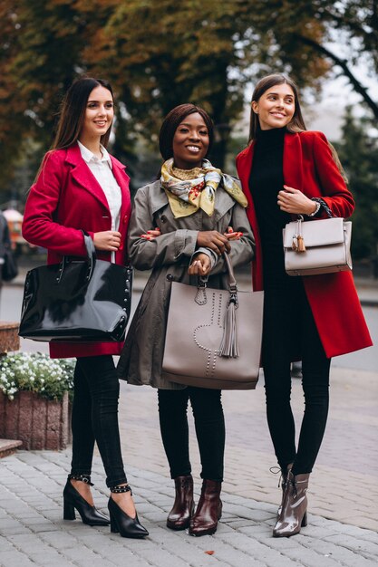 Tres mujeres multiculturales en la calle.