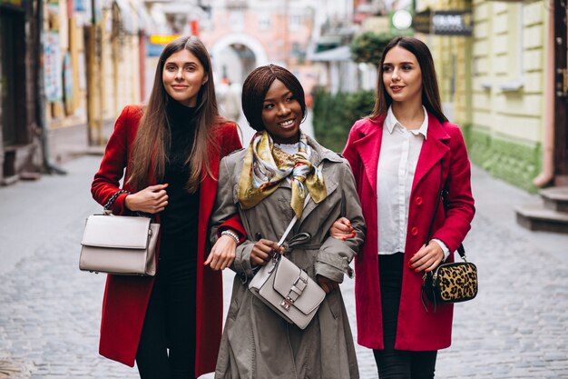 Tres mujeres multiculturales en la calle.