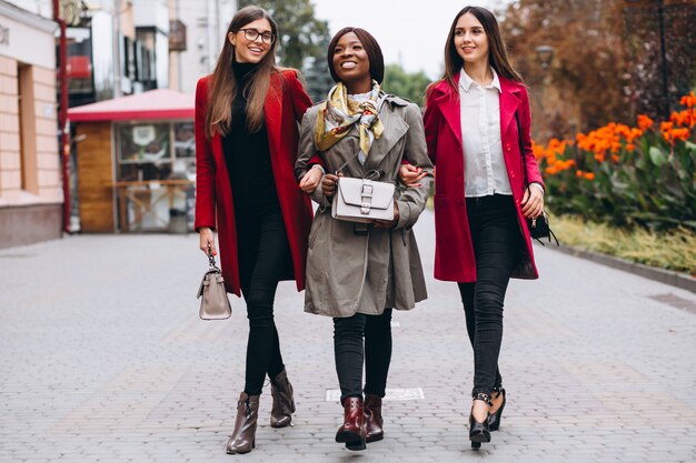 Tres mujeres multiculturales en la calle.