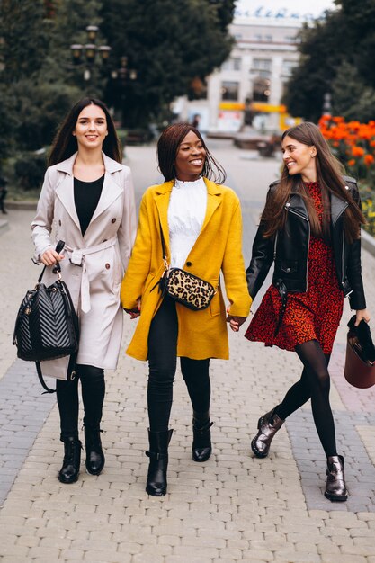 Tres mujeres multiculturales después de ir de compras.