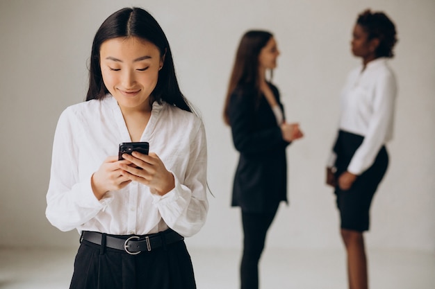 Tres mujeres de negocios multiculturales trabajando juntas