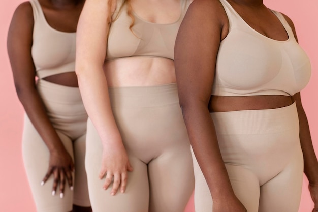 Tres mujeres posando vistiendo un modelador de cuerpo