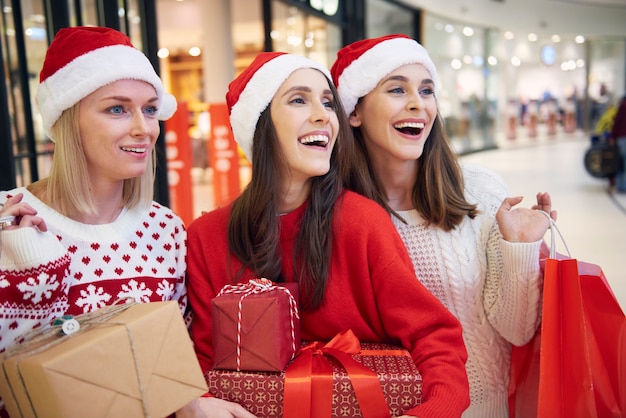 Tres mujeres con regalos de Navidad