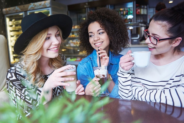 Foto gratuita tres mujeres significa reunirse en el café.