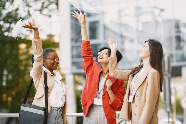 Tres mujeres trabajando como arquitectas en una restricción. Personas que toman una decisión sobre el plan de un edificio. Concepto de cuarentena