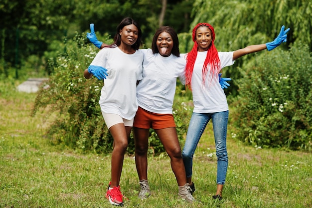 Tres mujeres voluntarias africanas en el parque África voluntariado caridad personas y concepto de ecología