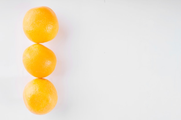 Tres naranjas maduras
