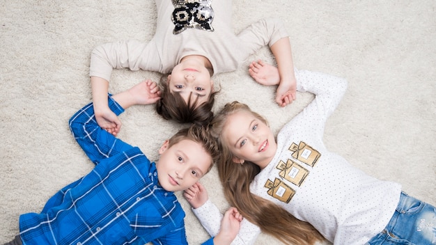 Foto gratuita tres niños felices