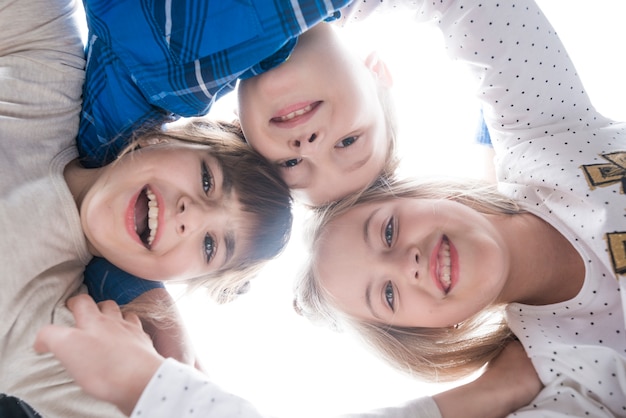 Foto gratuita tres niños felices