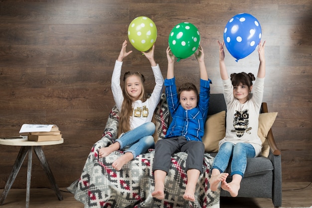 Foto gratuita tres niños jugando con globos