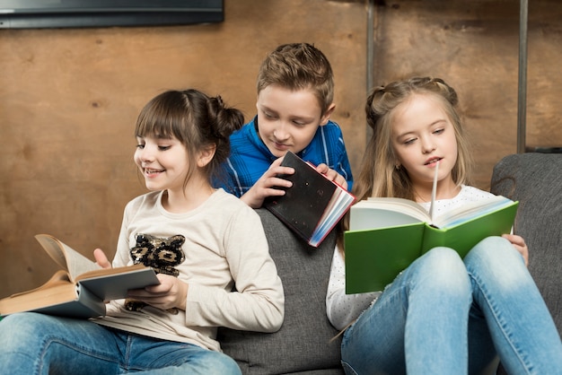 Foto gratuita tres niños leyendo