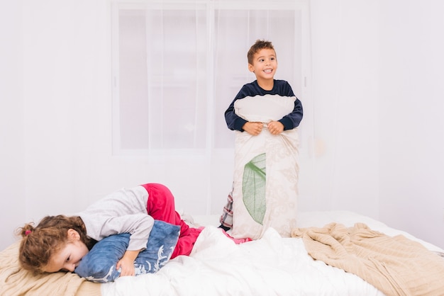 Tres niños pequeños riendo y jugando juntos.