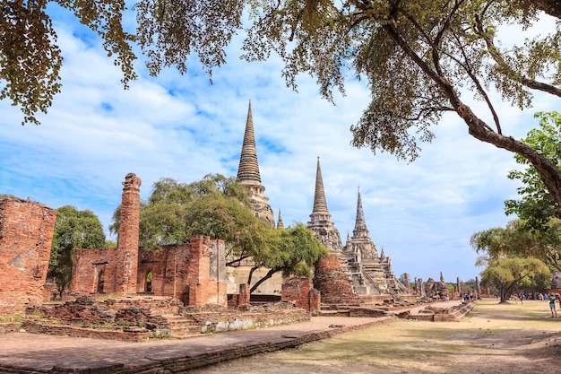 Foto gratuita tres pagoda antigua en el templo de phra si sanphet ayutthaya tailandia