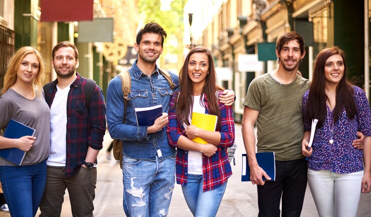 Foto gratuito tres parejas caminando después de la escuela.