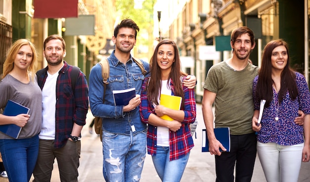 Tres parejas caminando después de la escuela.