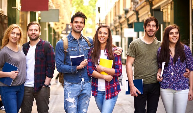 Tres parejas caminando después de la escuela.