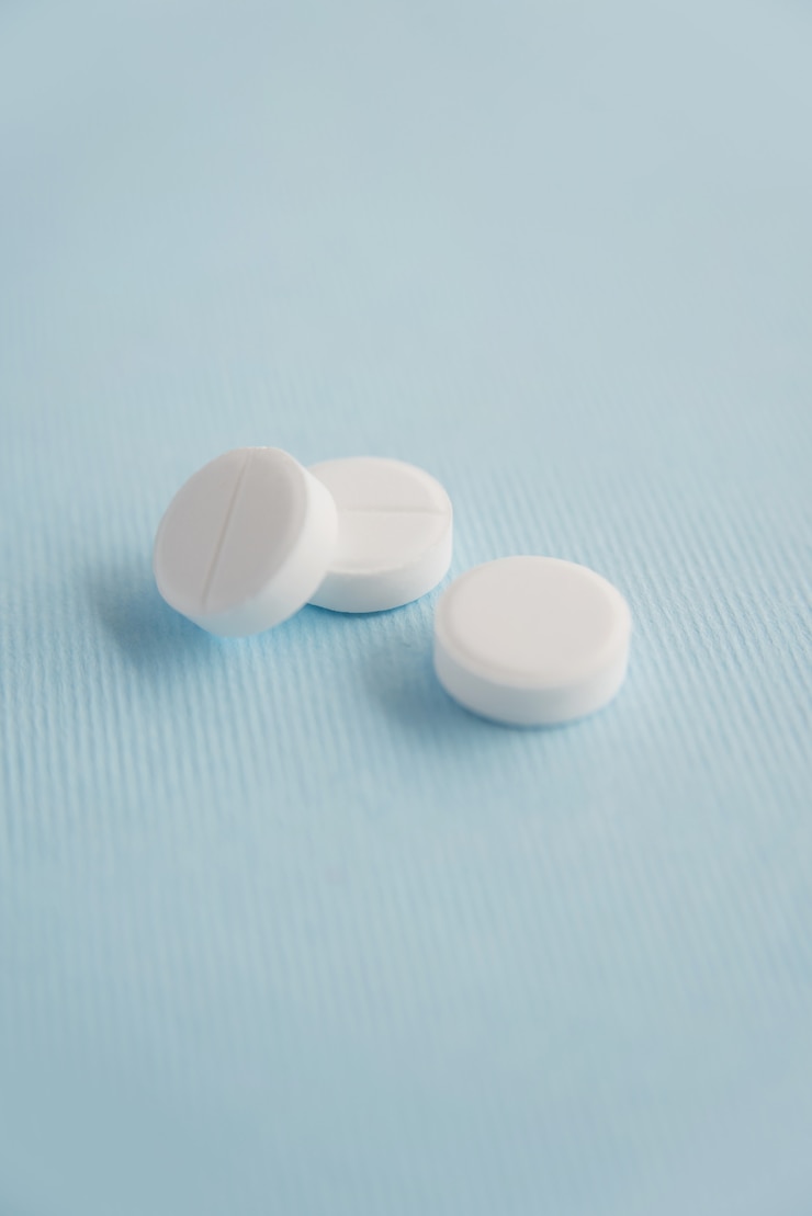 Foto gratuito tres pastillas blancas