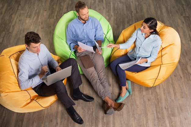 Tres personas discutiendo contenido del Proyecto