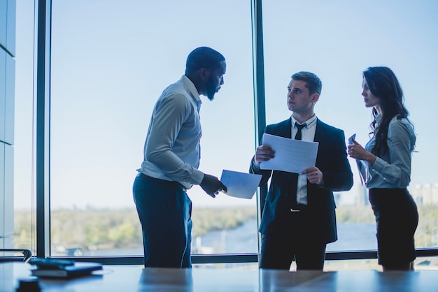 Tres personas de negocios discutiendo