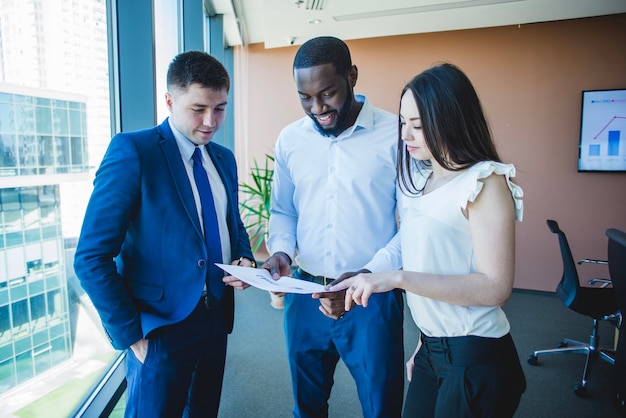 Tres personas de negocios con un documento