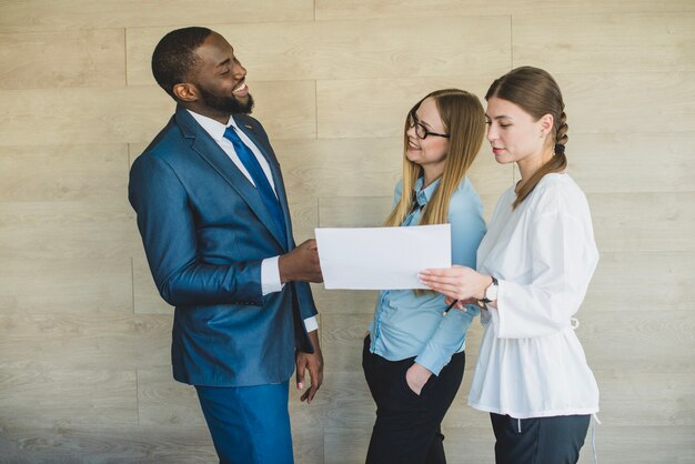 Tres personas de negocios de estilo