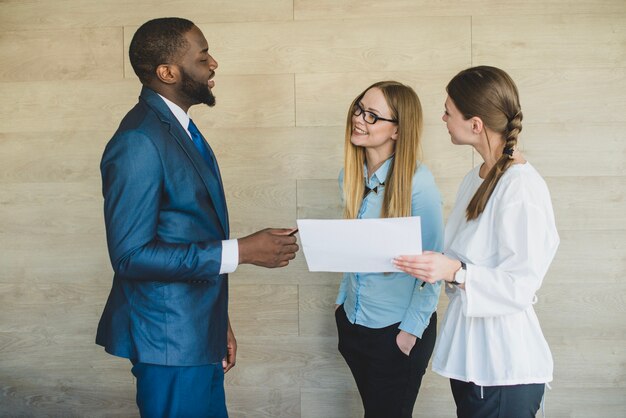 Tres personas de negocios hablando