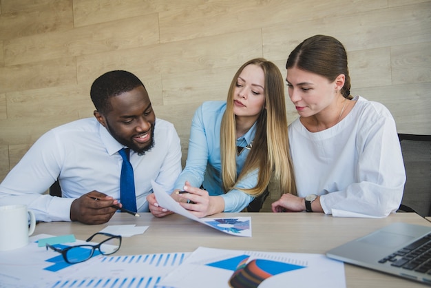 Tres personas de negocios