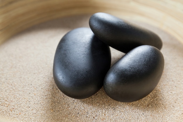 Tres piedras de cantos rodados en una arena